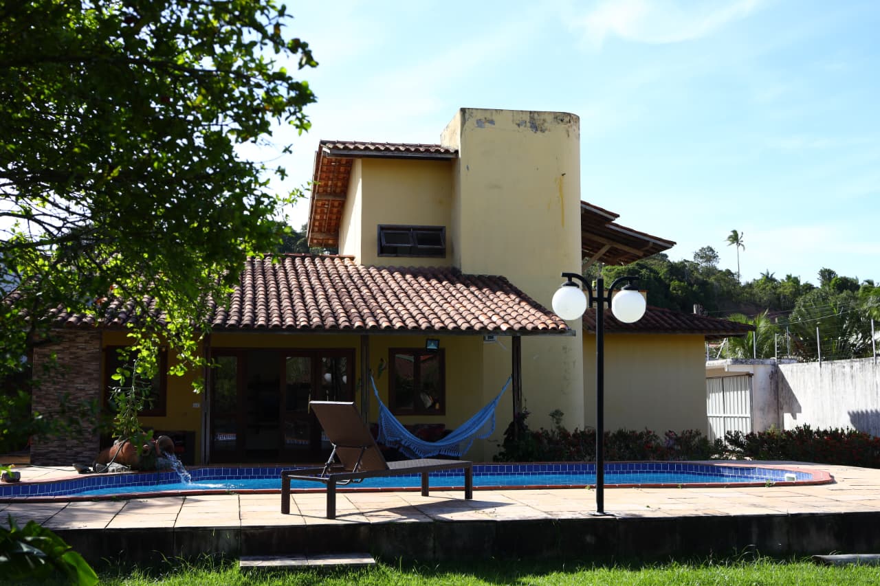 Fachada e piscina da Casa Além Mar