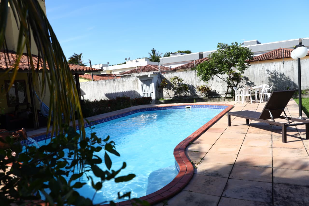 Piscina privativa com espreguiçadeiras