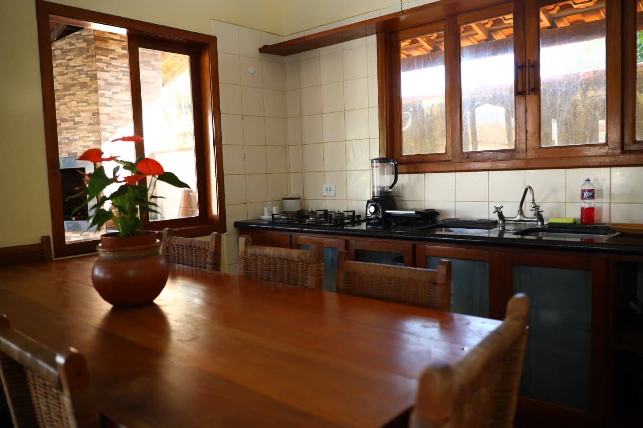 Cozinha equipada com mesa e bancada