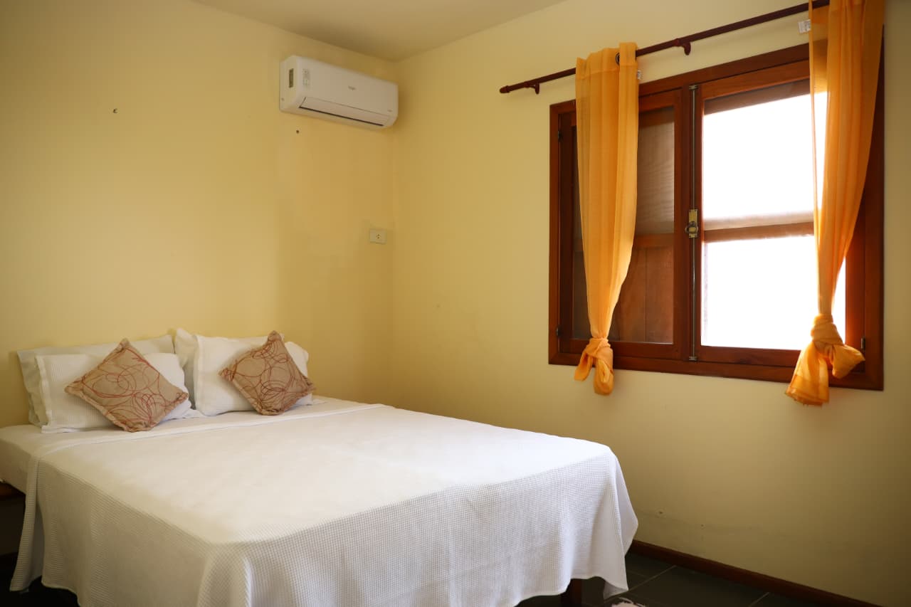 Quarto com ar-condicionado e janela