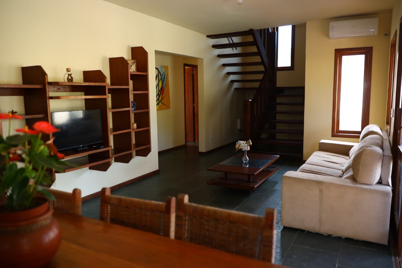 Sala de estar com TV e sofá